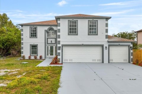 House in Port Charlotte, Florida 5 bedrooms, 257.34 sq.m. № 1624770 - photo 1