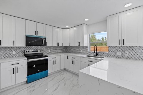 House in Port Charlotte, Florida 5 bedrooms, 257.34 sq.m. № 1624770 - photo 13