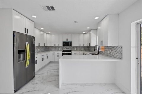 House in Port Charlotte, Florida 5 bedrooms, 257.34 sq.m. № 1624770 - photo 12