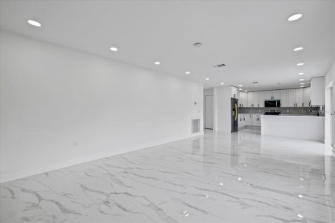 House in Port Charlotte, Florida 5 bedrooms, 257.34 sq.m. № 1624770 - photo 10
