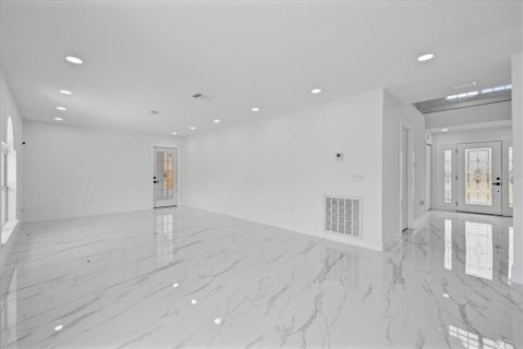House in Port Charlotte, Florida 5 bedrooms, 257.34 sq.m. № 1624770 - photo 9