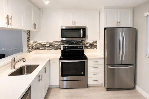 Apartment in Sunrise, Florida 2 bedrooms, 74.32 sq.m. № 2363607 - photo 7