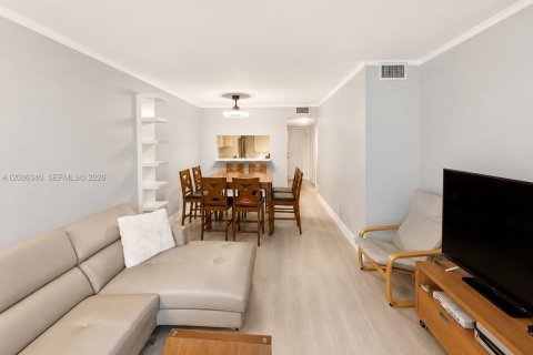 Apartment in Sunrise, Florida 2 bedrooms, 74.32 sq.m. № 2363607 - photo 2