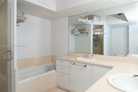 Condo in Aventura, Florida, 2 bedrooms № 2081202 - photo 14