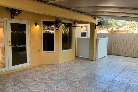 Townhouse in Davie, Florida 4 bedrooms, 180.79 sq.m. № 2064243 - photo 10