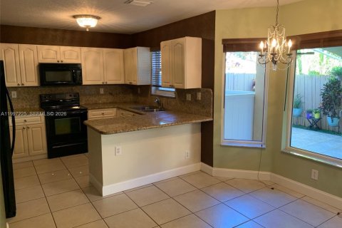 Townhouse in Davie, Florida 4 bedrooms, 180.79 sq.m. № 2064243 - photo 4