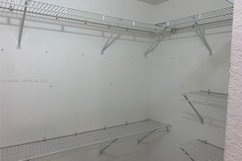 Townhouse in Davie, Florida 4 bedrooms, 180.79 sq.m. № 2064243 - photo 20