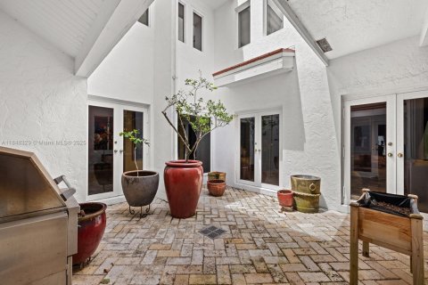 House in Miami, Florida 5 bedrooms, 435.25 sq.m. № 1848735 - photo 16