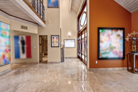House in Miami, Florida 5 bedrooms, 435.25 sq.m. № 1848735 - photo 2