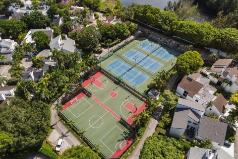 House in Miami, Florida 5 bedrooms, 435.25 sq.m. № 1848735 - photo 17