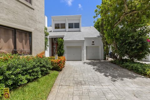 House in Miami, Florida 5 bedrooms, 435.25 sq.m. № 1848735 - photo 1