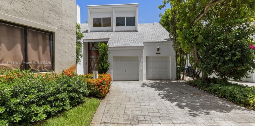 House in Miami, Florida 5 bedrooms, 435.25 sq.m. № 1848735