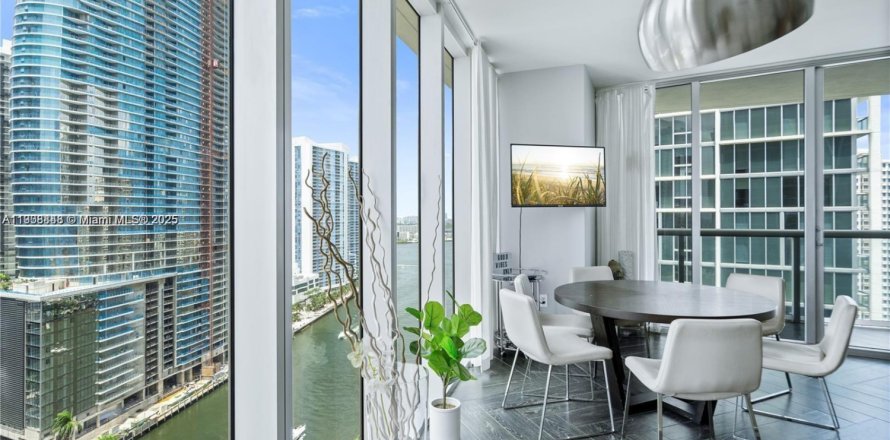 Condominio en Miami, Florida, 2 dormitorios  № 1964686