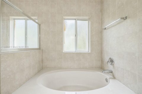 House in Homestead, Florida 3 bedrooms, 195.56 sq.m. № 1781632 - photo 22