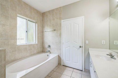 House in Homestead, Florida 3 bedrooms, 195.56 sq.m. № 1781632 - photo 21