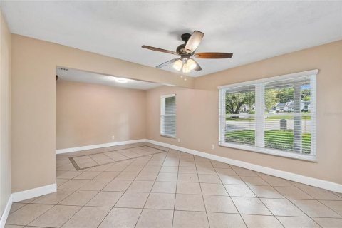 House in Apopka, Florida 4 bedrooms, 208.19 sq.m. № 2259181 - photo 4