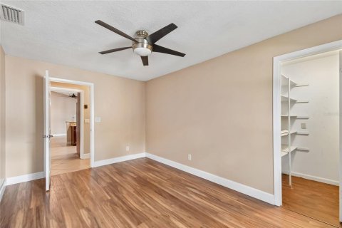 House in Apopka, Florida 4 bedrooms, 208.19 sq.m. № 2259181 - photo 17