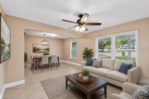 House in Apopka, Florida 4 bedrooms, 208.19 sq.m. № 2259181 - photo 3
