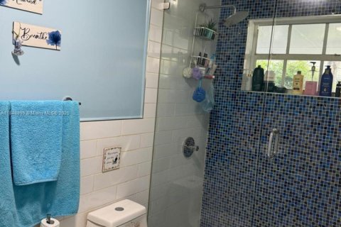 House in Miami, Florida 4 bedrooms, 231.7 sq.m. № 2022570 - photo 17