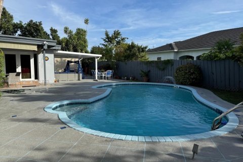 House in Miami, Florida 4 bedrooms, 231.7 sq.m. № 2022570 - photo 20