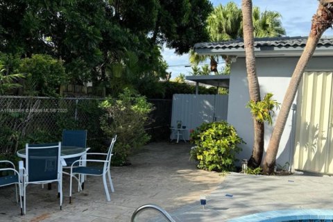 House in Miami, Florida 4 bedrooms, 231.7 sq.m. № 2022570 - photo 28