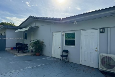 House in Miami, Florida 4 bedrooms, 231.7 sq.m. № 2022570 - photo 25