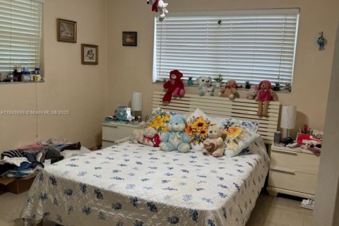 House in Miami, Florida 4 bedrooms, 231.7 sq.m. № 2022570 - photo 13