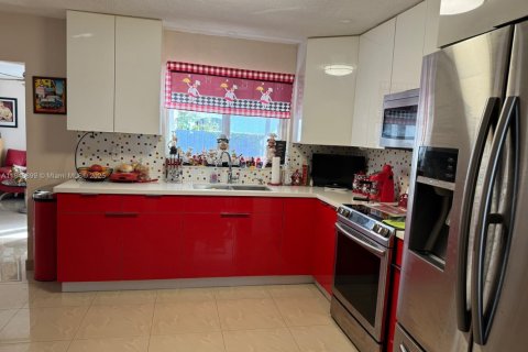 House in Miami, Florida 4 bedrooms, 231.7 sq.m. № 2022570 - photo 7