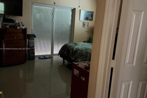 House in Miami, Florida 4 bedrooms, 231.7 sq.m. № 2022570 - photo 11