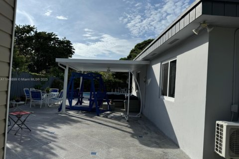 House in Miami, Florida 4 bedrooms, 231.7 sq.m. № 2022570 - photo 26