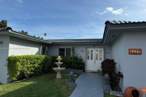 House in Miami, Florida 4 bedrooms, 231.7 sq.m. № 2022570 - photo 2