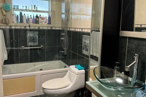 House in Miami, Florida 4 bedrooms, 231.7 sq.m. № 2022570 - photo 12