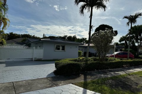 House in Miami, Florida 4 bedrooms, 231.7 sq.m. № 2022570 - photo 5