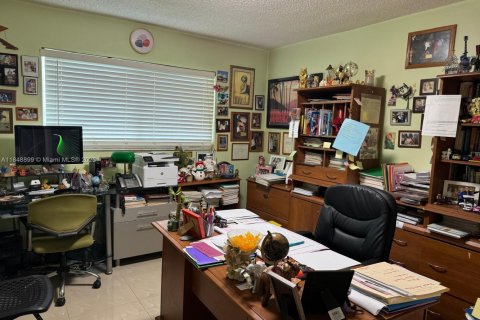 House in Miami, Florida 4 bedrooms, 231.7 sq.m. № 2022570 - photo 14