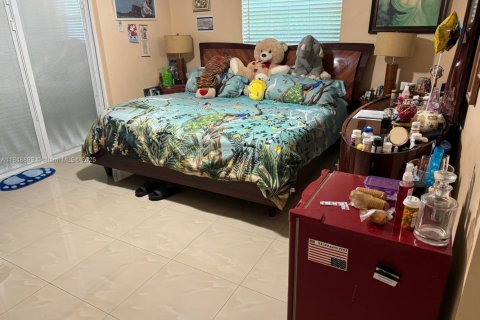 House in Miami, Florida 4 bedrooms, 231.7 sq.m. № 2022570 - photo 10