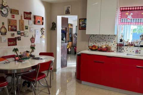 House in Miami, Florida 4 bedrooms, 231.7 sq.m. № 2022570 - photo 8