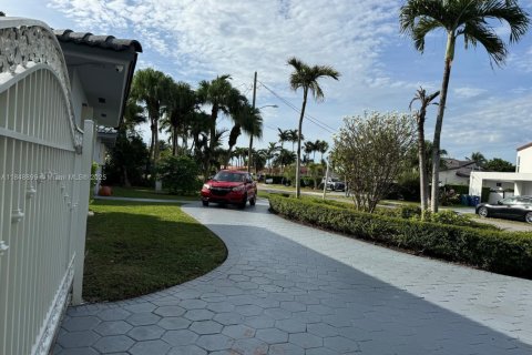 House in Miami, Florida 4 bedrooms, 231.7 sq.m. № 2022570 - photo 4