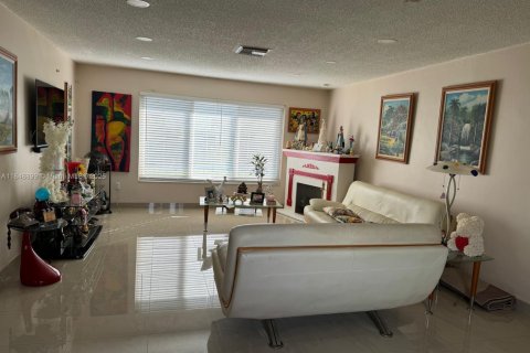 House in Miami, Florida 4 bedrooms, 231.7 sq.m. № 2022570 - photo 15