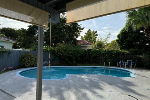 House in Miami, Florida 4 bedrooms, 231.7 sq.m. № 2022570 - photo 18