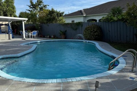 House in Miami, Florida 4 bedrooms, 231.7 sq.m. № 2022570 - photo 22