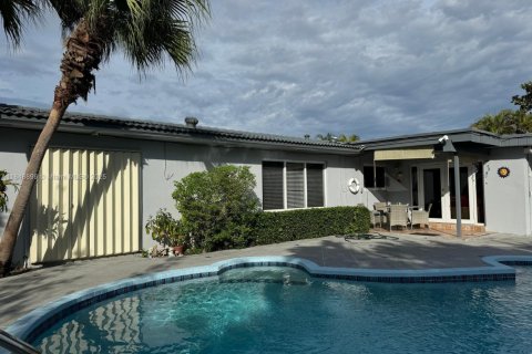 House in Miami, Florida 4 bedrooms, 231.7 sq.m. № 2022570 - photo 24