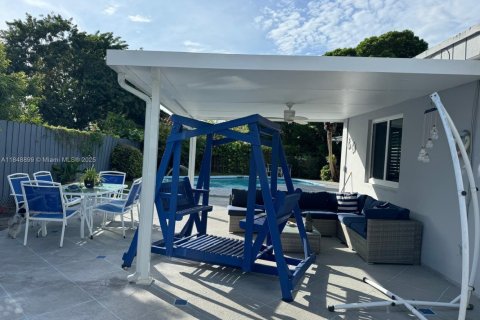 House in Miami, Florida 4 bedrooms, 231.7 sq.m. № 2022570 - photo 19