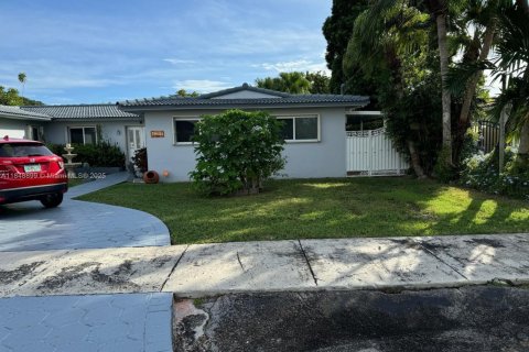 House in Miami, Florida 4 bedrooms, 231.7 sq.m. № 2022570 - photo 3