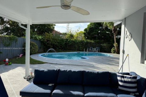 House in Miami, Florida 4 bedrooms, 231.7 sq.m. № 2022570 - photo 23