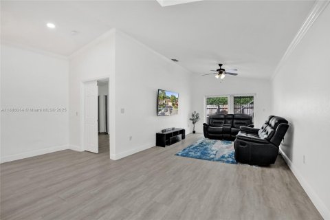 Снять в аренду виллу или дом в Уэстон, Флорида 3 спальни, 150.04м2, № 1940961 - фото 8