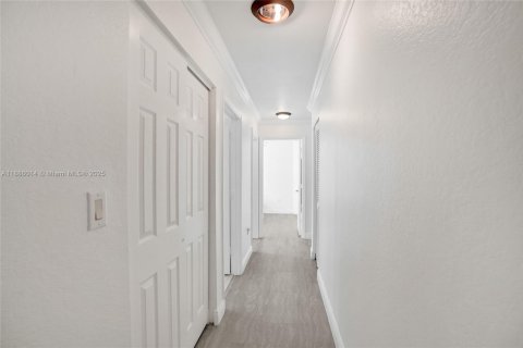 Снять в аренду виллу или дом в Уэстон, Флорида 3 спальни, 150.04м2, № 1940961 - фото 24