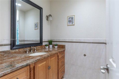 House in Coral Springs, Florida 5 bedrooms, 224.17 sq.m. № 1839673 - photo 14