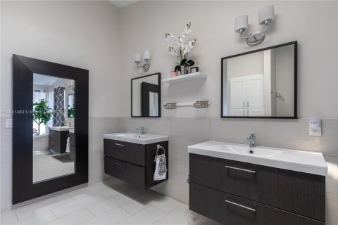 House in Coral Springs, Florida 5 bedrooms, 224.17 sq.m. № 1839673 - photo 11
