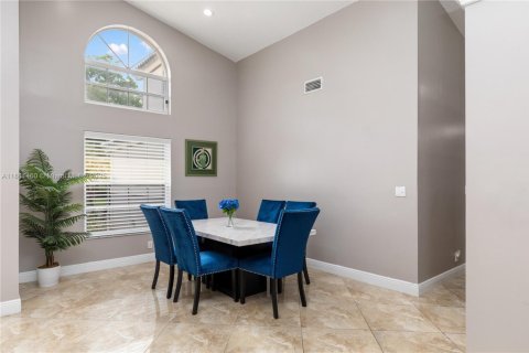 House in Coral Springs, Florida 5 bedrooms, 224.17 sq.m. № 1839673 - photo 3