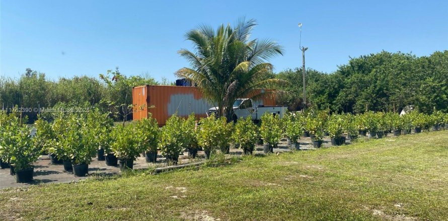 Land in Miami, Florida № 1706178